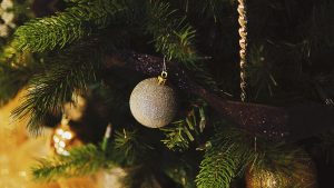 Read more about the article How to pack holiday decoration and ornaments for moving